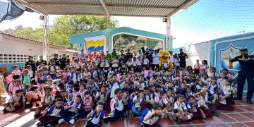 Más que útiles escolares: la Policía acompaña a niños samarios en el regreso a clases 2026