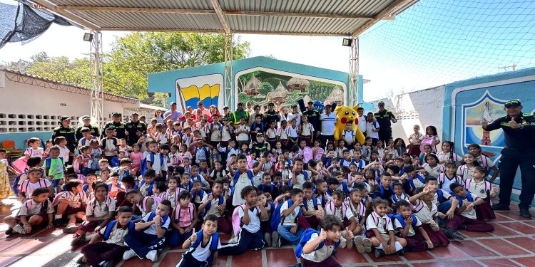 Más que útiles escolares: la Policía acompaña a niños samarios en el regreso a clases 2026