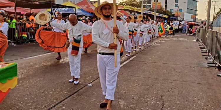 Cumbia Viva, símbolo de resiliencia en la Batalla de Flores del Carnaval