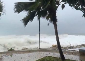 Cartagena enfrenta segundo día de fuertes oleajes y vientos por frente frío del Caribe