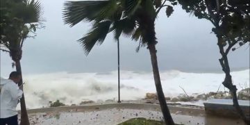 Cartagena enfrenta segundo día de fuertes oleajes y vientos por frente frío del Caribe