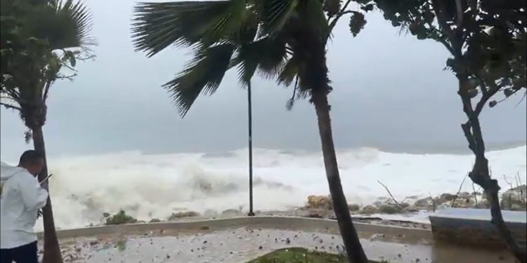 Cartagena enfrenta segundo día de fuertes oleajes y vientos por frente frío del Caribe