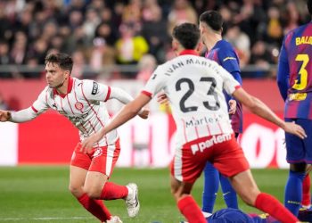 Girona remonta al Barcelona y le arrebata el liderato de LaLiga