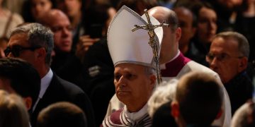 Papa instó a apagar “un poco el teléfono” y dedicar tiempo a los necesitados