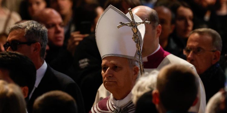 Papa instó a apagar “un poco el teléfono” y dedicar tiempo a los necesitados