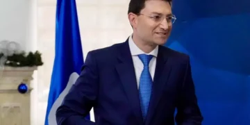 Carlos Felipe Córdoba renuncia al aval del Partido Conservador y seguirá su candidatura por firmas