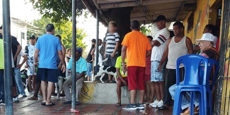 Asesinan a un hombre que jugaba dominó en una esquina del barrio La Ceiba