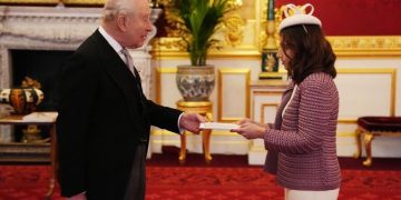 Embajadora de Colombia entrega cartas credenciales al rey Carlos III en Londres