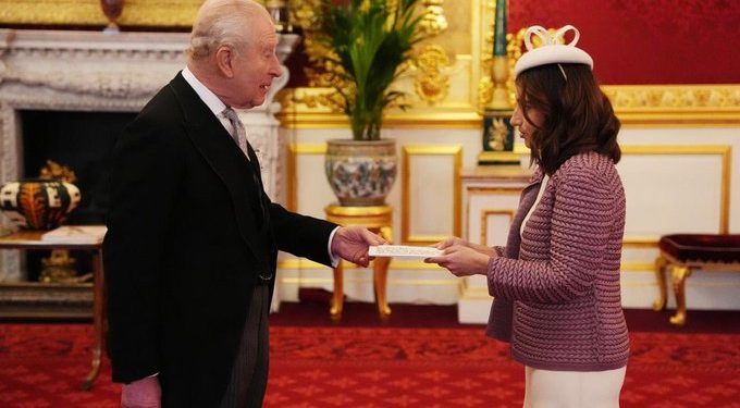 Embajadora de Colombia entrega cartas credenciales al rey Carlos III en Londres