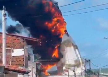 Imágenes captan el instante en que la estatua de Nuestra Señora de Fátima cae al suelo devorada por el fuego