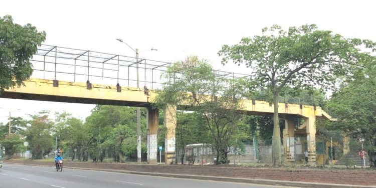 Admiten acción popular para exigir reparación del puente peatonal del INEM en Barranquilla