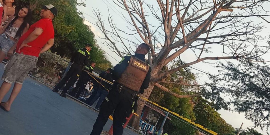 Asesinan a hombre en cancha de fútbol de La Manga; otro resulta herido