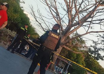 Asesinan a hombre en cancha de fútbol de La Manga; otro resulta herido