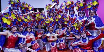 Delegaciones de EE. UU. y Canadá exaltan al Rey Momo Adolfo Maury por los 150 años del Congo Grande