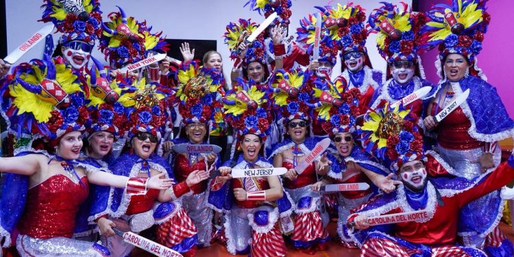 Delegaciones de EE. UU. y Canadá exaltan al Rey Momo Adolfo Maury por los 150 años del Congo Grande