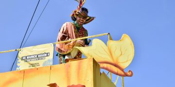 Rey Momo de la 44 enfrenta “el monstruo del Carnaval” en la Gran Parada de Tradición