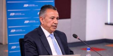 JEP expulsa al general Mauricio Santoyo, exjefe de seguridad de Uribe, “por no aportar verdad”