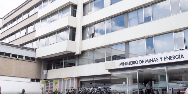 Ministerio de Minas llama a reforzar medidas para garantizar suministro eléctrico en el país