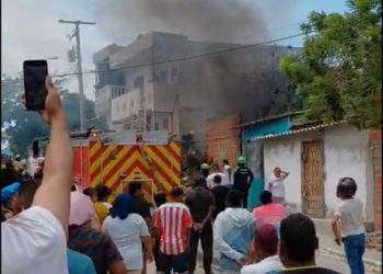 Voraz incendio consume vivienda en Ciudad Modesto