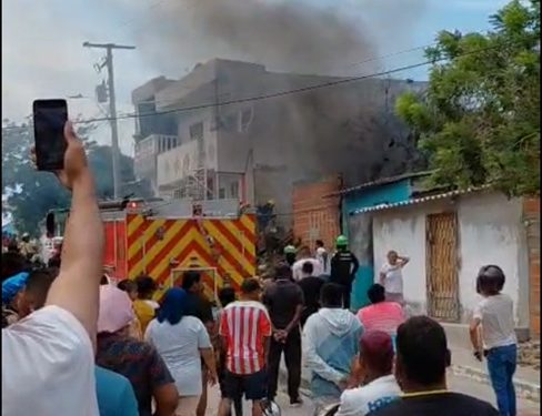 Voraz incendio consume vivienda en Ciudad Modesto