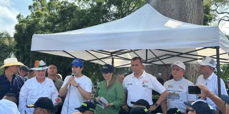 Mujer fue detenida con arma de fuego durante evento del expresidente Uribe en Honda