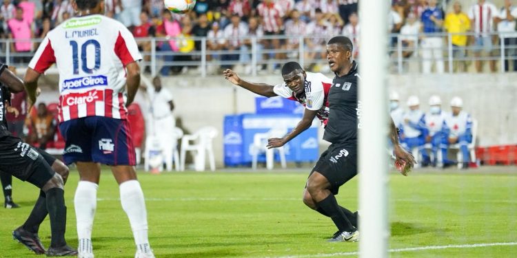 Junior venció al América de Cali 2-1 con dos penales en el estadio Romelio Martínez