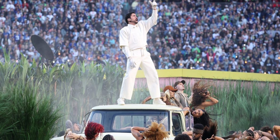Bad Bunny llevó el orgullo latino al descanso del Super Bowl