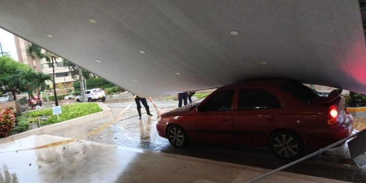 Techo de edificio Vizcayne colapsa sobre vehículo en el norte de Barranquilla