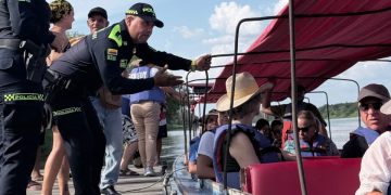 Entre calles de historia y son de campanas, la Policía cuida el turismo en Mompox