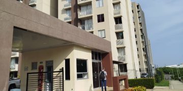 Mujer de 65 años fallece tras caer de un décimo piso en Alameda del Río