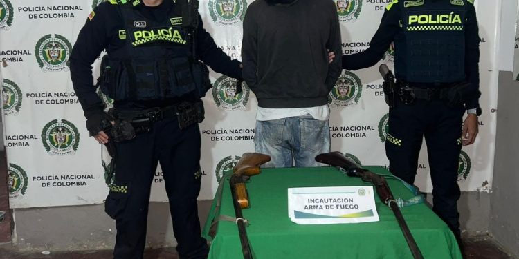 Cayó sujeto que llevaba dos escopetas ocultas en un costal