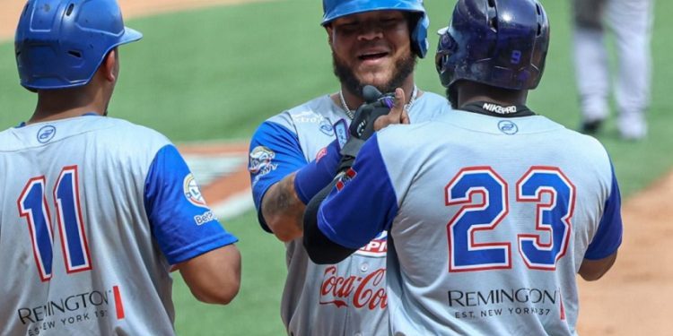 Caimanes pasó por encima de Curazao y rugió con fuerza en Caracas