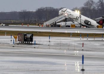 Gobierno de EE.UU. y Nueva York lamentan la muerte de pilotos en pista de LaGuardia