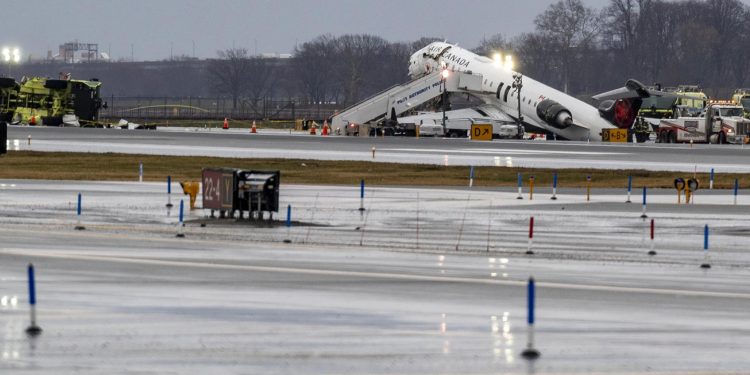 Gobierno de EE.UU. y Nueva York lamentan la muerte de pilotos en pista de LaGuardia