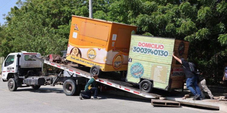 Recuperan espacio público en Ciudad Mallorquín: autoridades retiran 13 contenedores irregulares