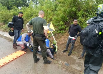 Policía auxilió a joven herido en accidente de tránsito en la vía Turbaco–Cartagena