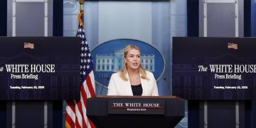 Casa Blanca aseguró que España acordó “cooperar con el Ejército estadounidense”