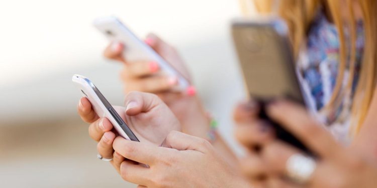 CRC exige a operadores facilitar cancelación de contratos y mejorar transparencia en facturación