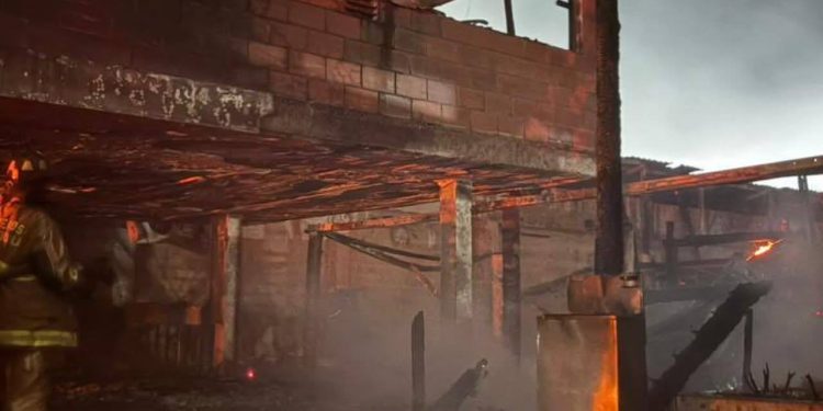 Voraz incendio consumió zona de restaurantes en el barrio Las Flores, en Barranquilla