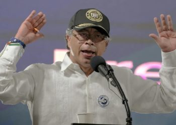 Petro cuestiona al Congreso y a la Corte por frenar reforma tributaria