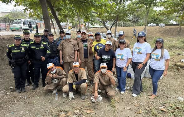 Barranquilla Limpia y Linda recibe a 25 personas privadas de la libertad para limpieza y mantenimiento de punto crítico recuperado en la Circunvalar con Cordialidad