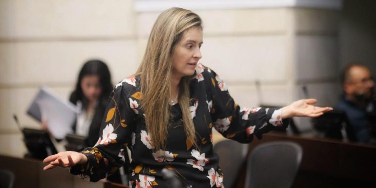 Paloma Valencia denuncia millonario contrato en Colpensiones por talleres internos