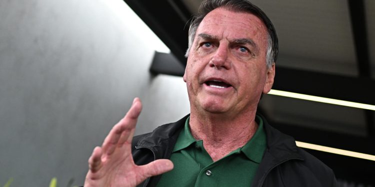 Jair Bolsonaro es hospitalizado con bronconeumonía y sin previsión de alta