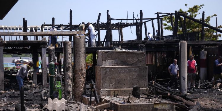 Históricos restaurantes de Las Flores quedaron en ruinas tras incendio que arrasó la zona gastronómica
