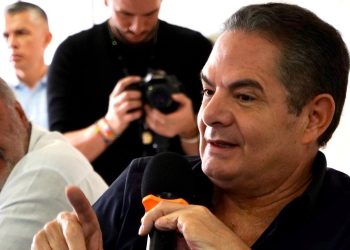 Vargas Lleras reaparece y llama a “corregir el rumbo” del país en mensaje previo a elecciones