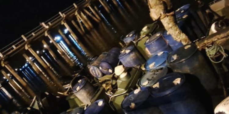 Militares de Ecuador incautan más de 1.300 galones de combustible en frontera con Colombia