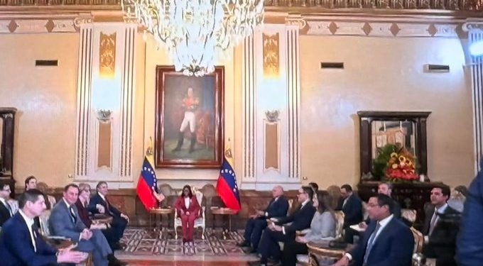 Delegación de EE. UU. llega a Miraflores para reunión energética con Venezuela