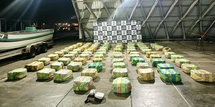 Armada incauta dos toneladas de marihuana en el Pacífico colombiano