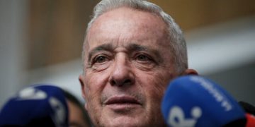 Uribe lanza grave denuncia: “guardias campesinas” estarían bloqueando a militares en puestos de votación