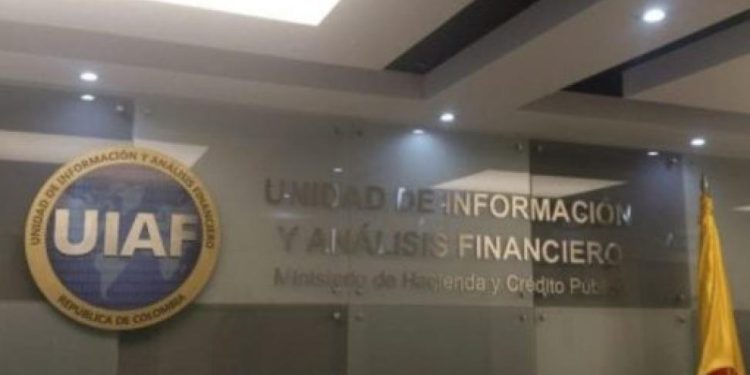 UIAF advierte movimientos en efectivo por $130 millones del secretario de la Cámara